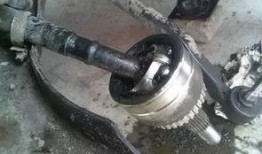 防爆料车传动轴怎么拆视频,防爆料车传动轴拆卸步骤详解